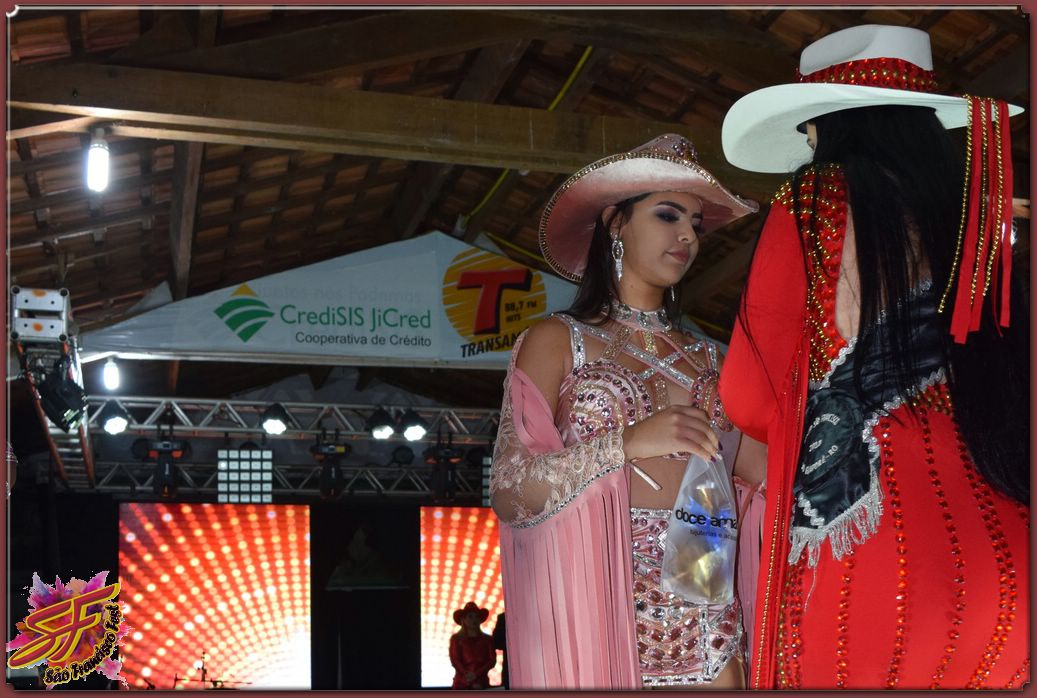 DESFILE DA RAINHA DA EXPOVALE 2019